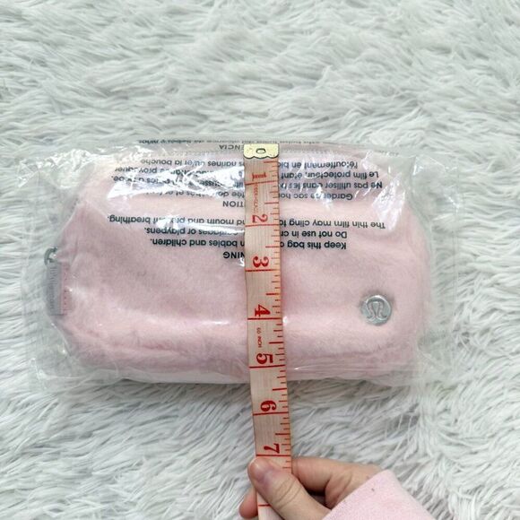 NWT Lululemon Everywhere Belt Bag Plush Fleece Strawberry Milkshake One SIze - Picture 4 of 6